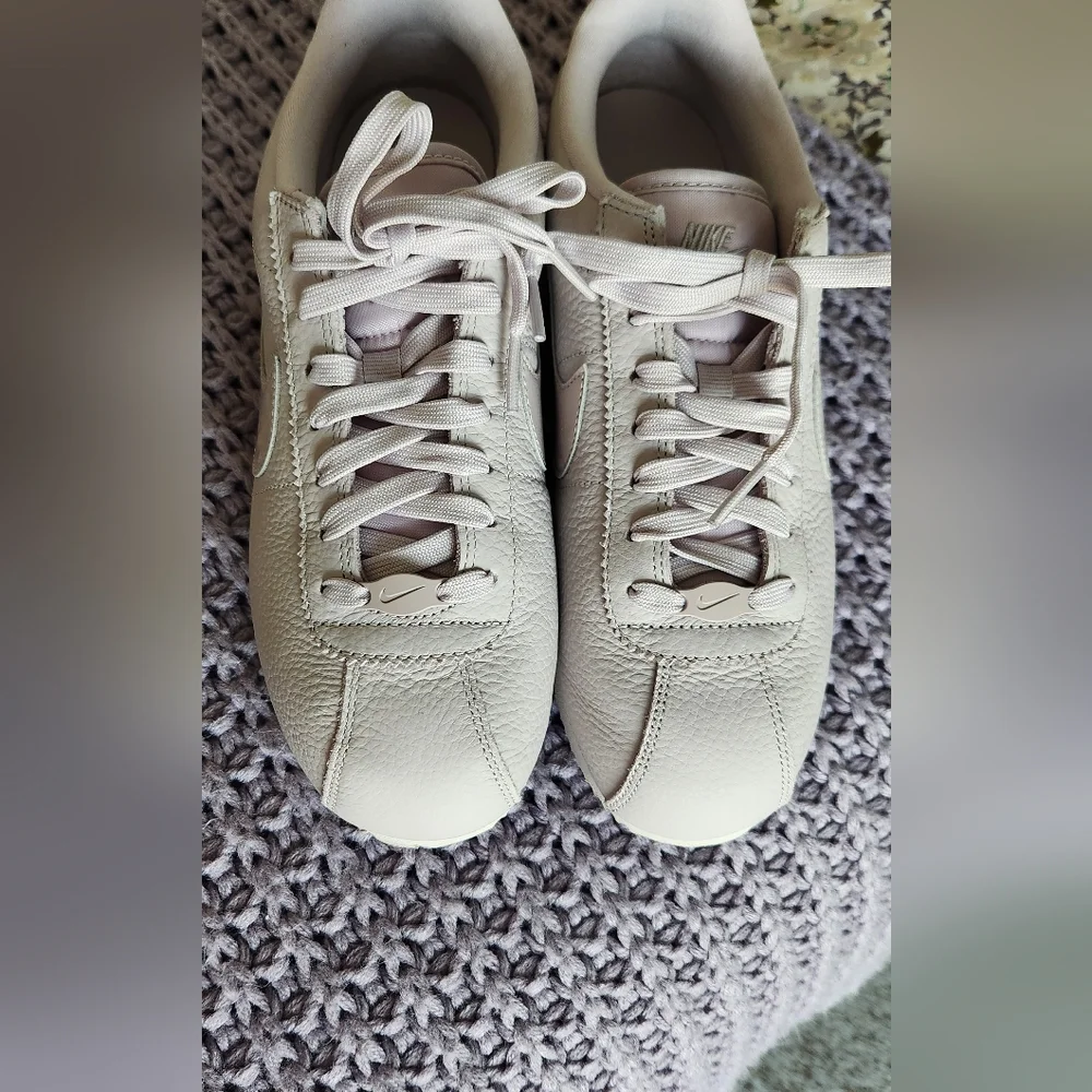 Sz 9 Nike Women's Cortez Sneakers